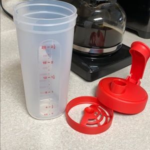 Tupperware Quick Shake Container